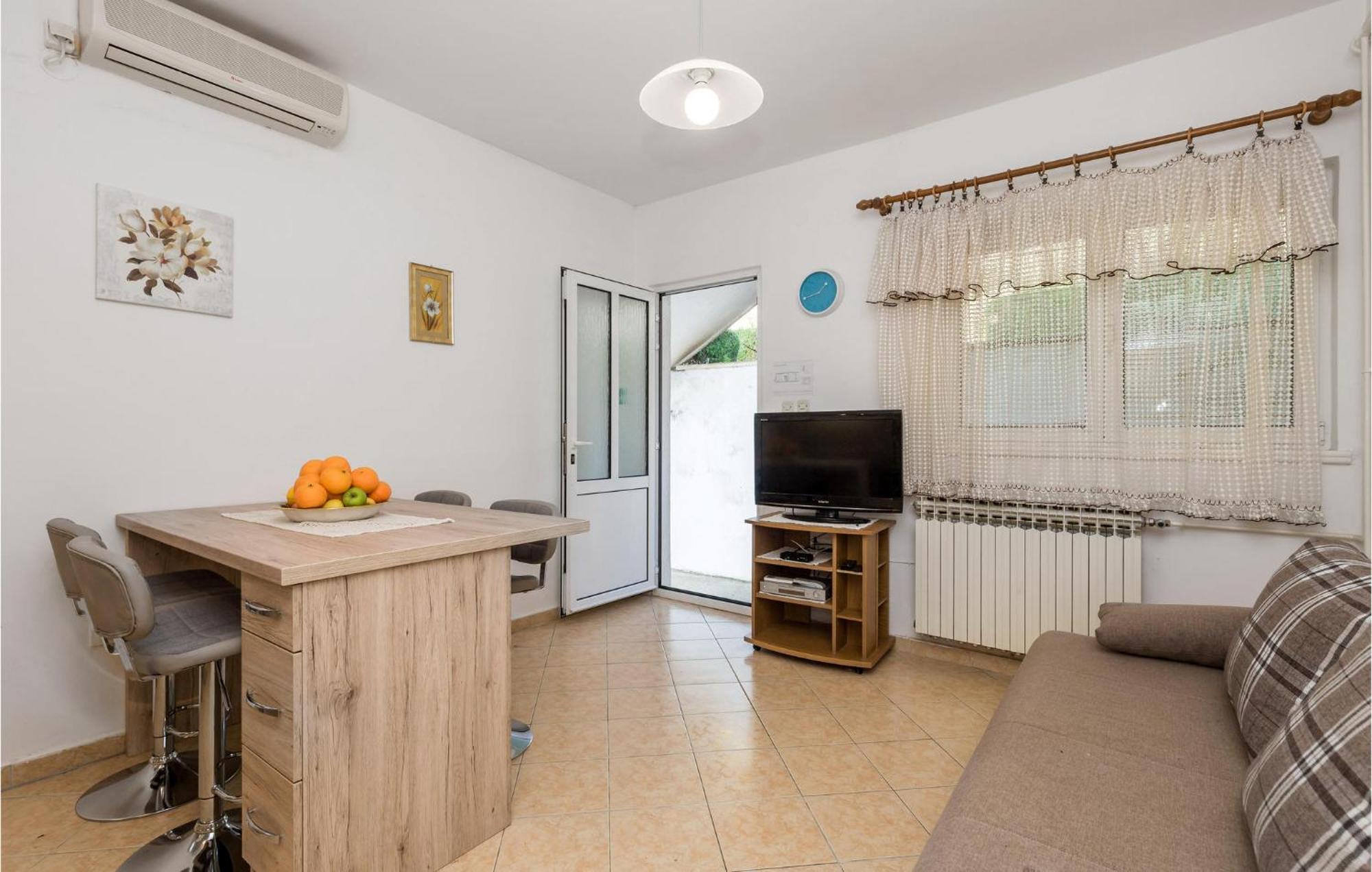 1 Bedroom Amazing Apartment In Kampor المظهر الخارجي الصورة